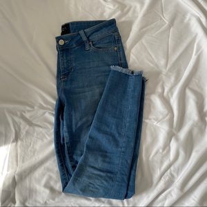 Jeans with fringe bottoms